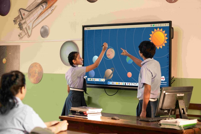 Công nghệ và lớp học luôn đi cùng với nhau. Hiểu rõ điều này, các giáo viên đã áp dụng công nghệ vào giảng dạy, giúp học sinh đạt được kết quả cao hơn. Hình ảnh liên quan sẽ giúp bạn tìm hiểu thêm về cách mà công nghệ được áp dụng trong lớp học hiện đại.
