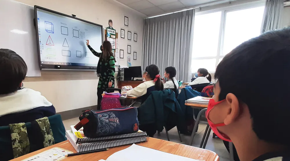 instructor using ViewBoard to create lessons for her class