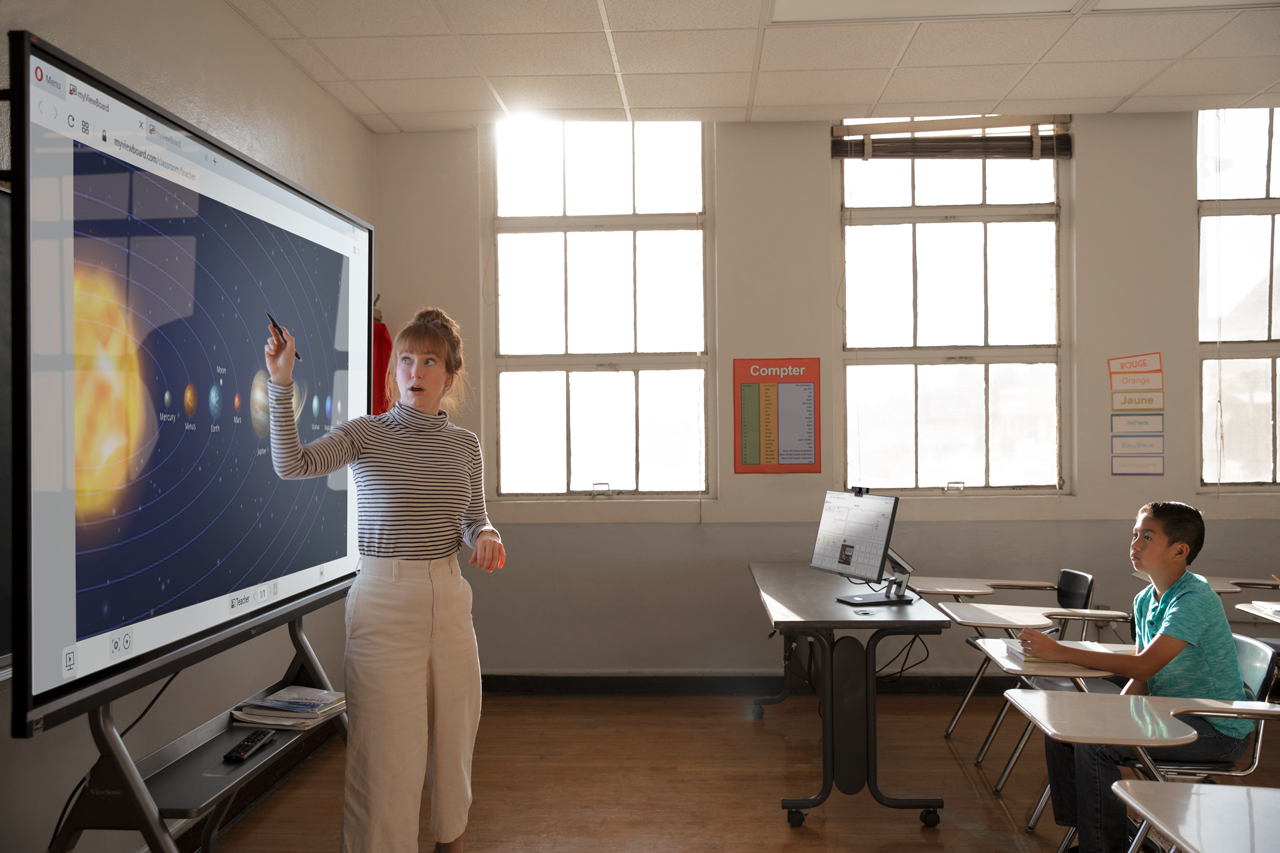 Teacher using ViewSonic Digital Whiteboard ViewBoard Software myViewBoard in Classroom