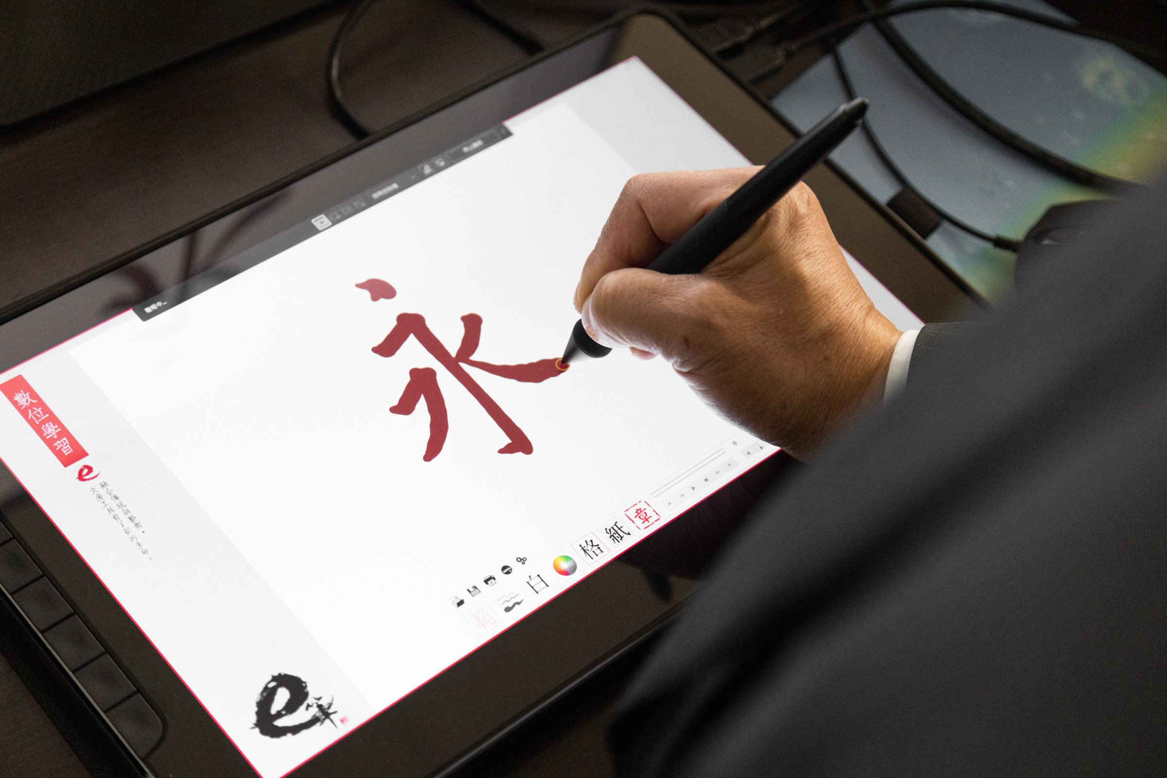 Tamkang University collaborate with ViewSonic and create a total solution together that seamlessly integrates hardware and software, ViewSonic’s ID1330 ViewBoard Pen Display allows students’ caligraphy to be digitally preserved and easily shared through social media.