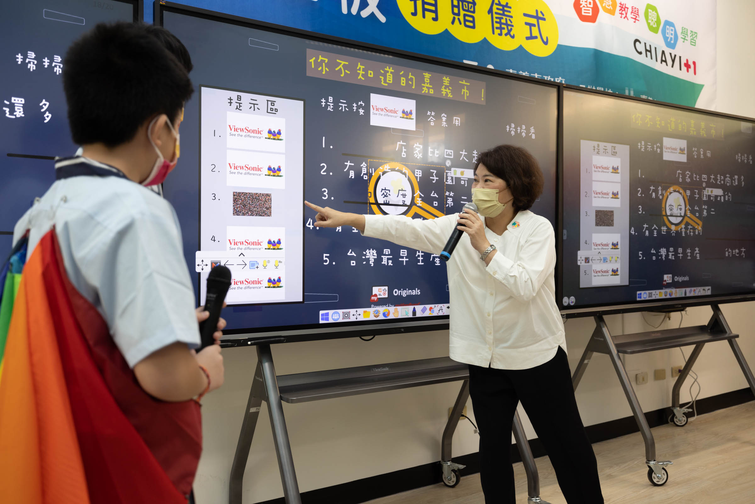 嘉義市長黃敏惠親自體驗活潑有趣的數位互動教學