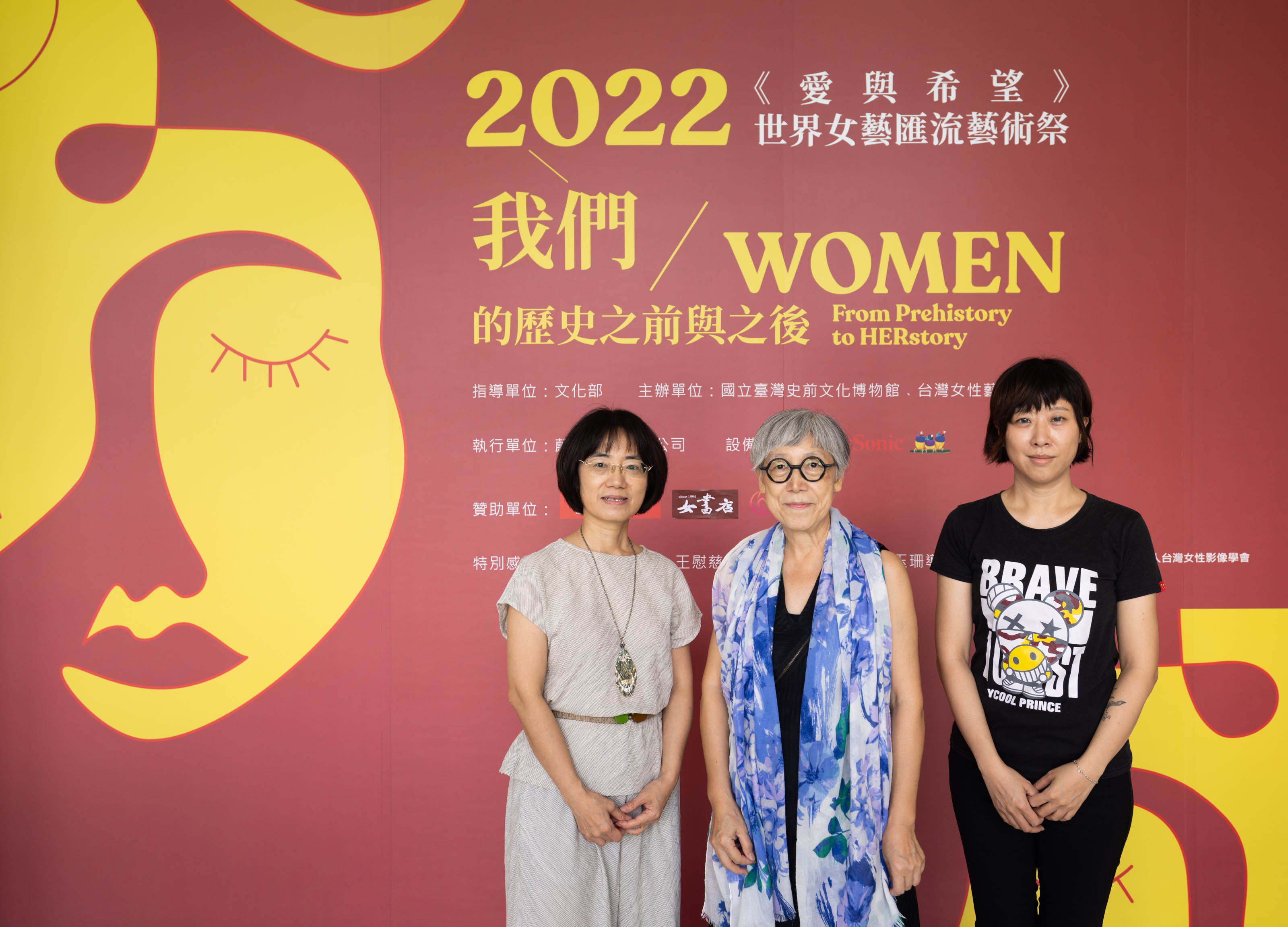 藝術家吳瑪悧(中)、藝術家陳珠櫻(左)、藝術家陳依純(右)出席開幕典禮，現場更邀請百位女性藝術家共襄盛舉