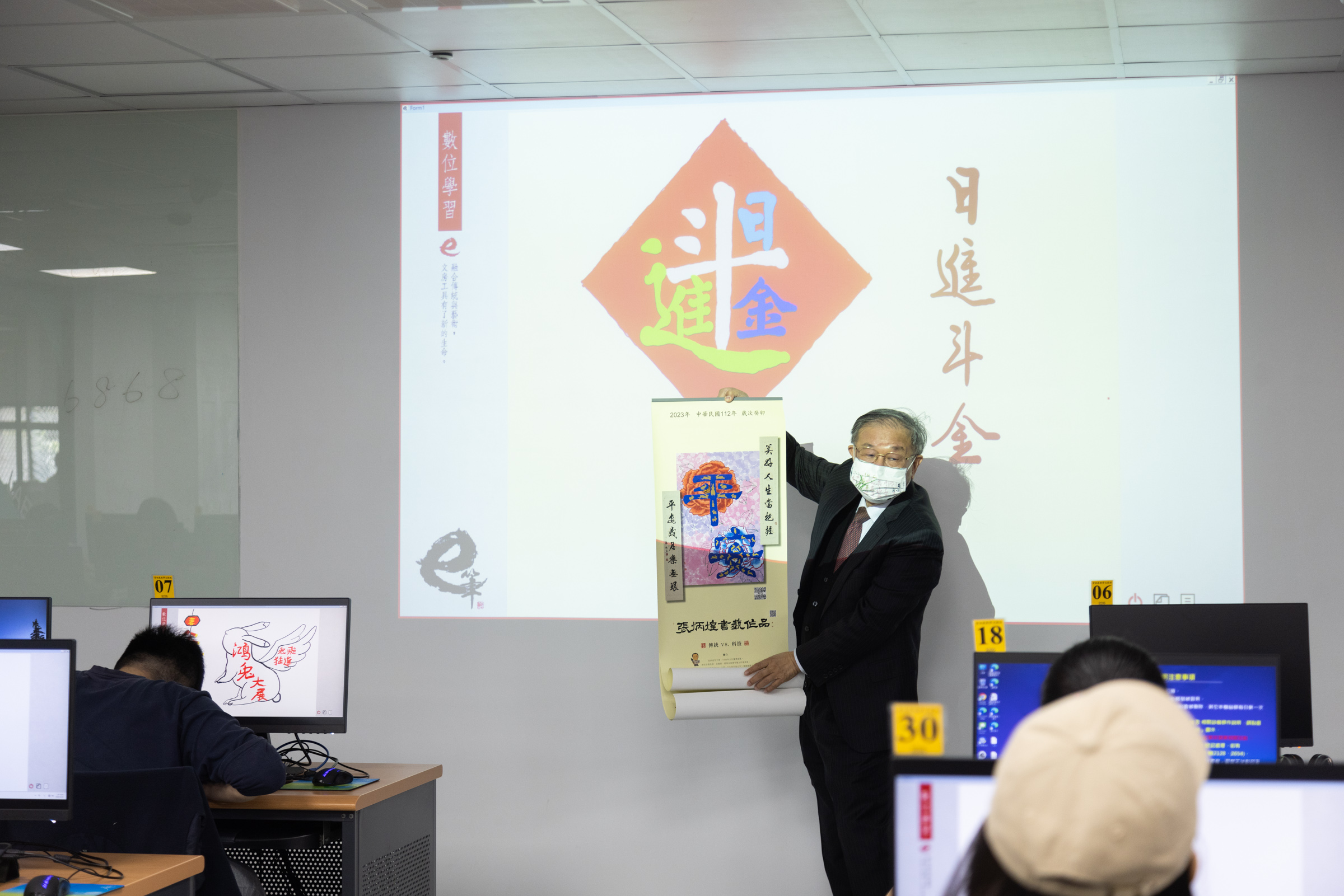 為推動書法教育革新，書法大師兼淡江大學中文系教授張炳煌，全力投身數位書法教學，為讓更多學生愛上書寫，達到加速學習之效。