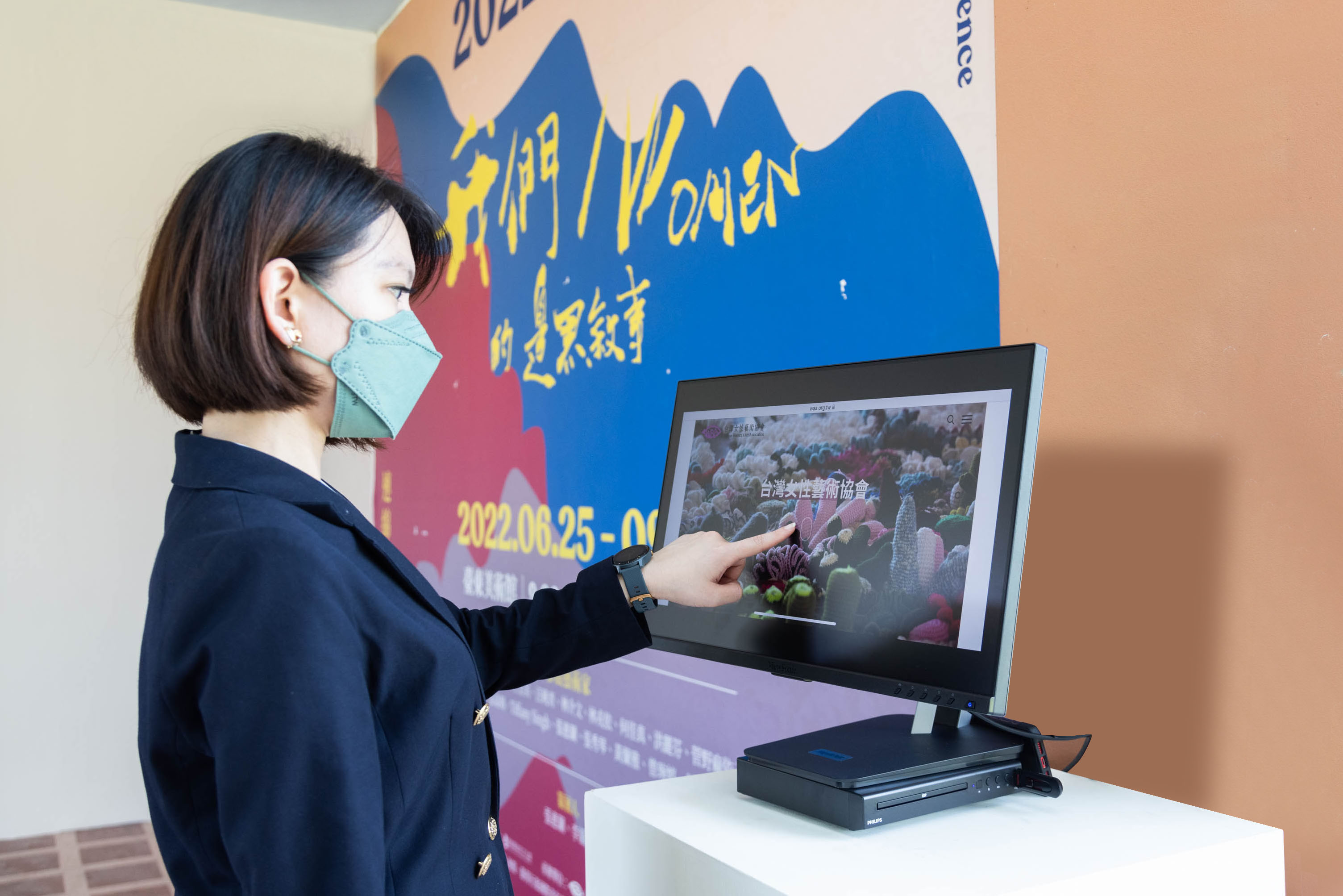 2022世界女藝匯流藝術祭展場照，透過ViewSonic觸控顯示器了解展覽資訊  