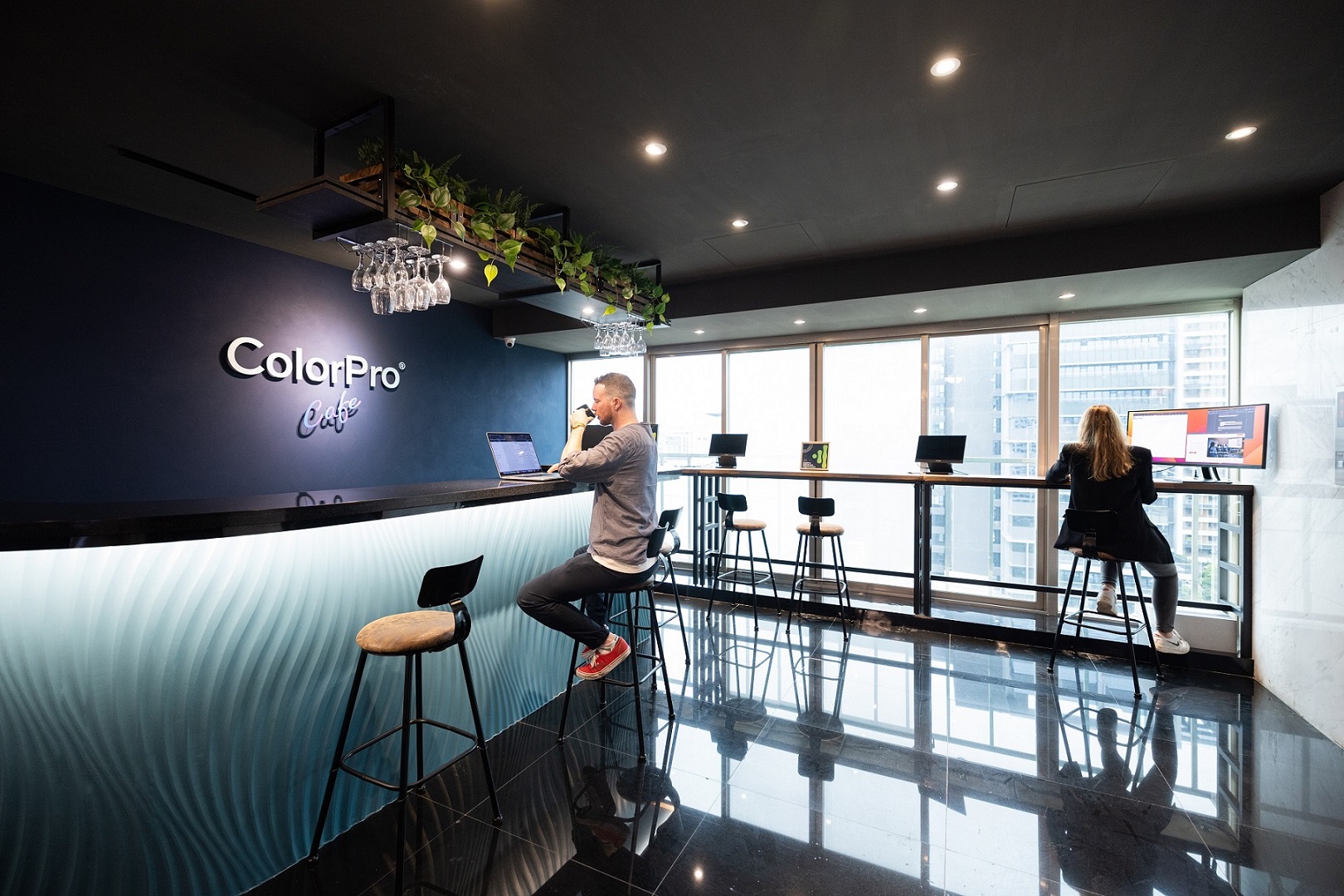 ViewSonic 10樓「ColorPro Cafe」提供隨插即用的可攜式顯示器，滿足從小組討論到多人聚會等不同需求。