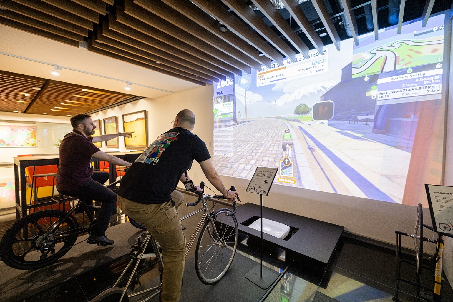 為讓員工放鬆身心，ViewSonic設置互動體驗腳踏車區，投影在眼前的環境會隨騎速改變，可和同事競賽、促進社交。