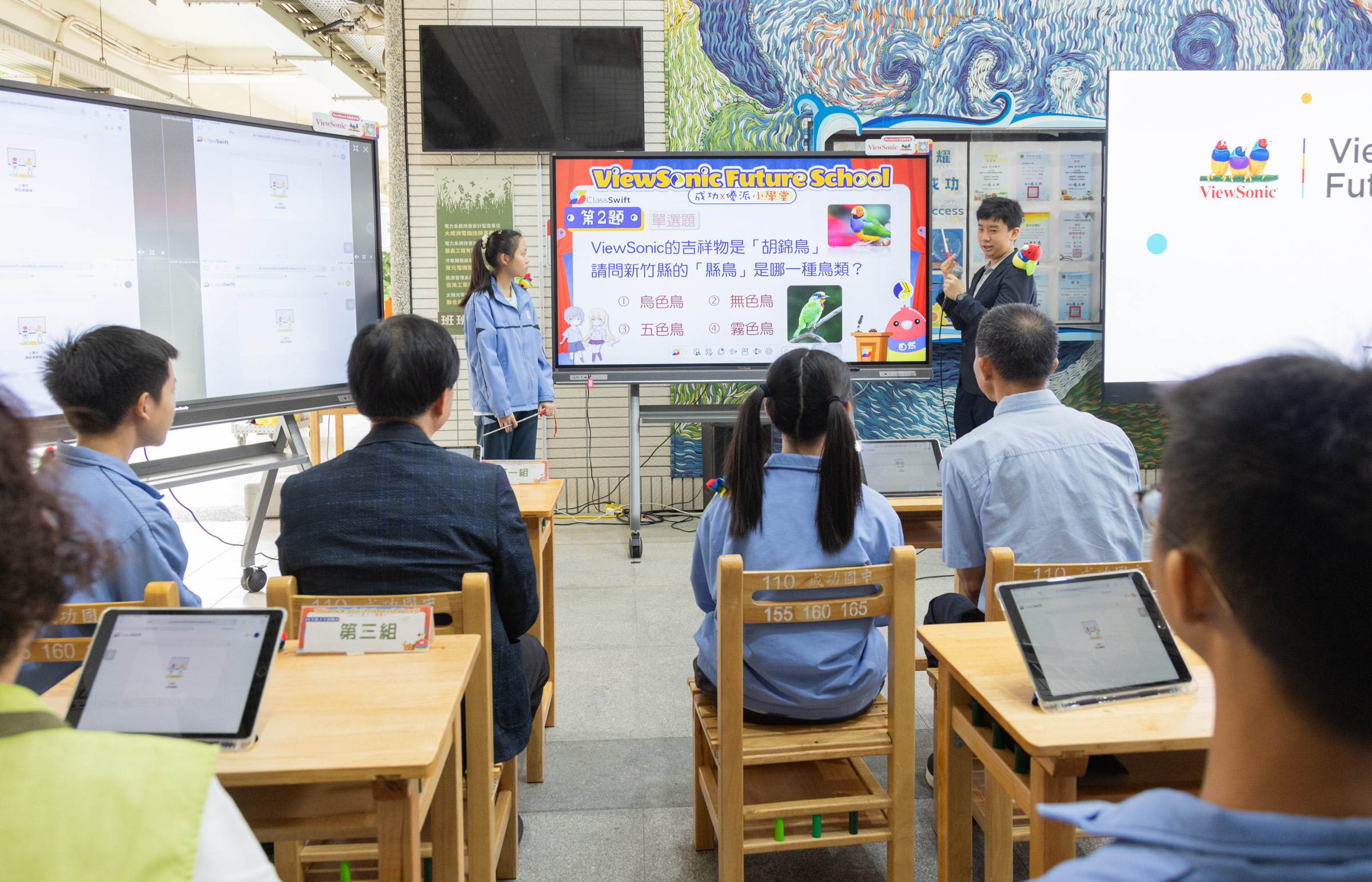 成功國中學生擔任數位小老師，利用ViewBoard互動顯示器帶領貴賓體驗數位教學，生動呈現沉浸式教學環境，展現 AI 賦能下的高效學習模式。